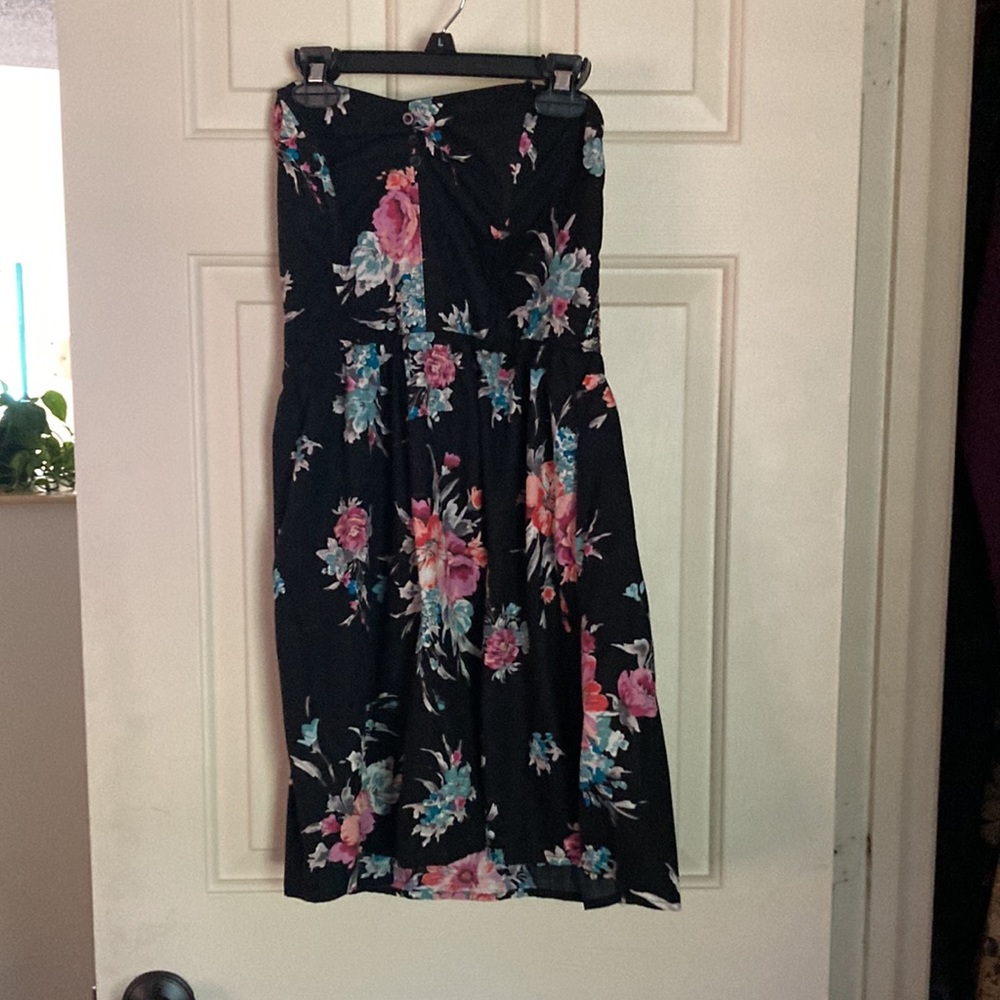 Adorable strapless floral dress